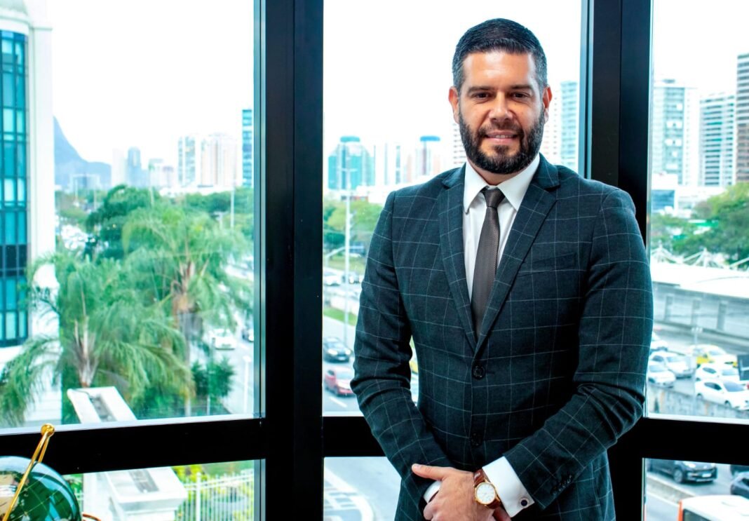 Leandro Luzone articula a conexão entre mercados e culturas: “Sem o Direito Internacional, o mundo é uma anarquia global” Leandro Luzone articula a conexão entre mercados e culturas: “Sem o Direito Internacional, o mundo é uma anarquia global”