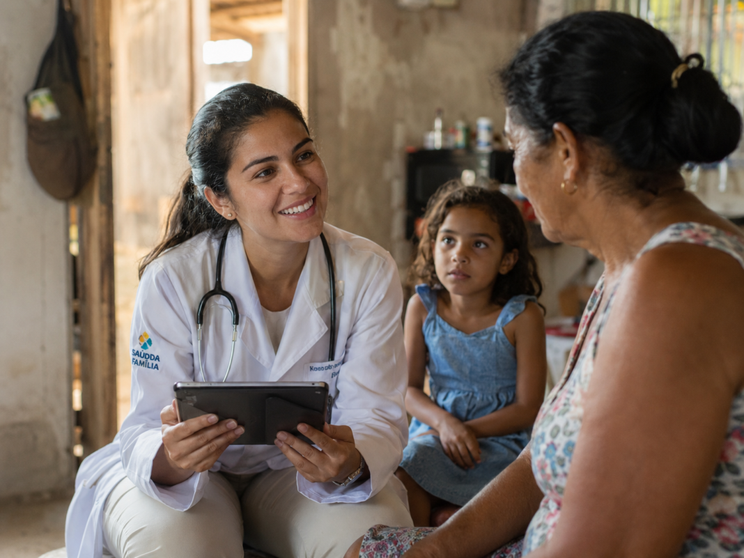 “O médico que usa IA vai substituir o que não usa”: a nova disputa da medicina brasileira Médica atendendo com IA em comunidade Brasileira