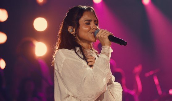 Julia Vitória lança álbum deluxe com canção inédita após “Ao Vivo na Ópera de Arame” ultrapassar 70 milhões de plays Julia Vitória lança álbum deluxe com canção inédita após “Ao Vivo na Ópera de Arame” ultrapassar 70 milhões de plays