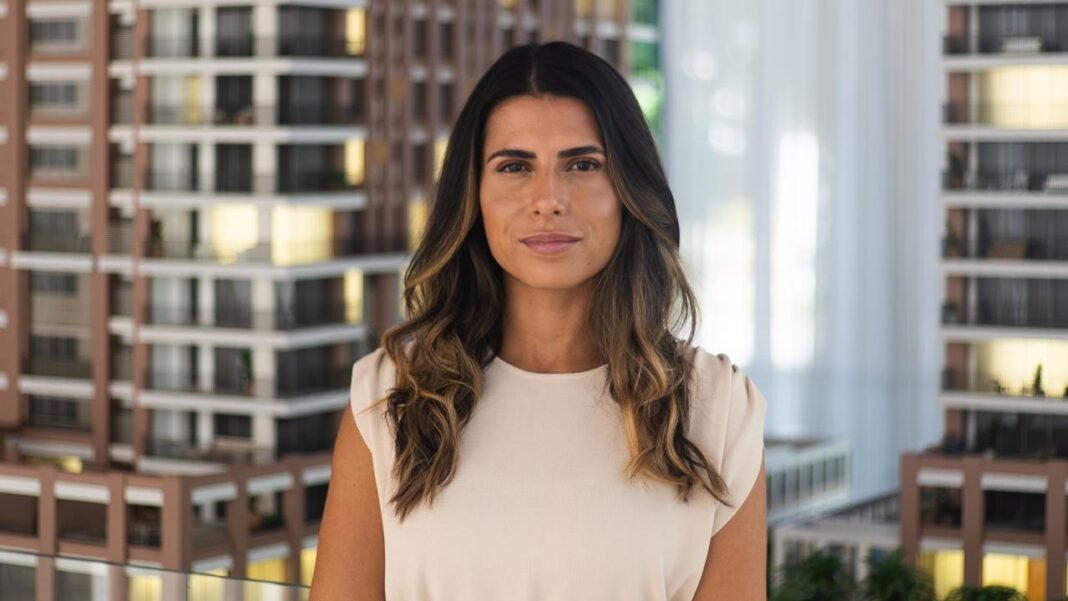 Patricia Rosa revela como funciona o mercado off-market que movimenta negócios milionários longe dos portais imobiliários Patricia Rosa, conhecida por muitos no mercado imobiliário pelo codinome "Vida", atua há 18 anos e é reconhecida pela forte rede de relacionamentos construída ao longo da carreira