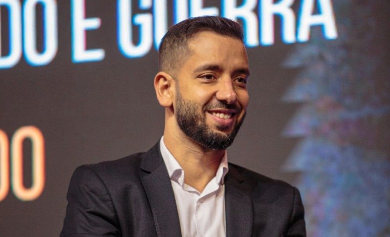 O que separa o agente de IA do chatbot, essa diferença começa a reorganizar o software corporativo Carlos Guerra Jr. fundador da OmniAI