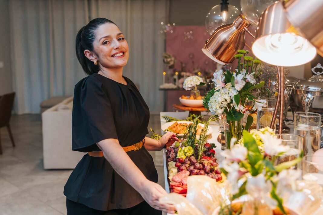 Karlota Gourmet enfrenta câncer novamente enquanto expande marca de luxo pelos Estados Unidos: “Enquanto existir vida, ainda existe propósito” Karlota Gourmet amplia atuação nos Estados Unidos enquanto enfrenta nova batalha contra o câncer.