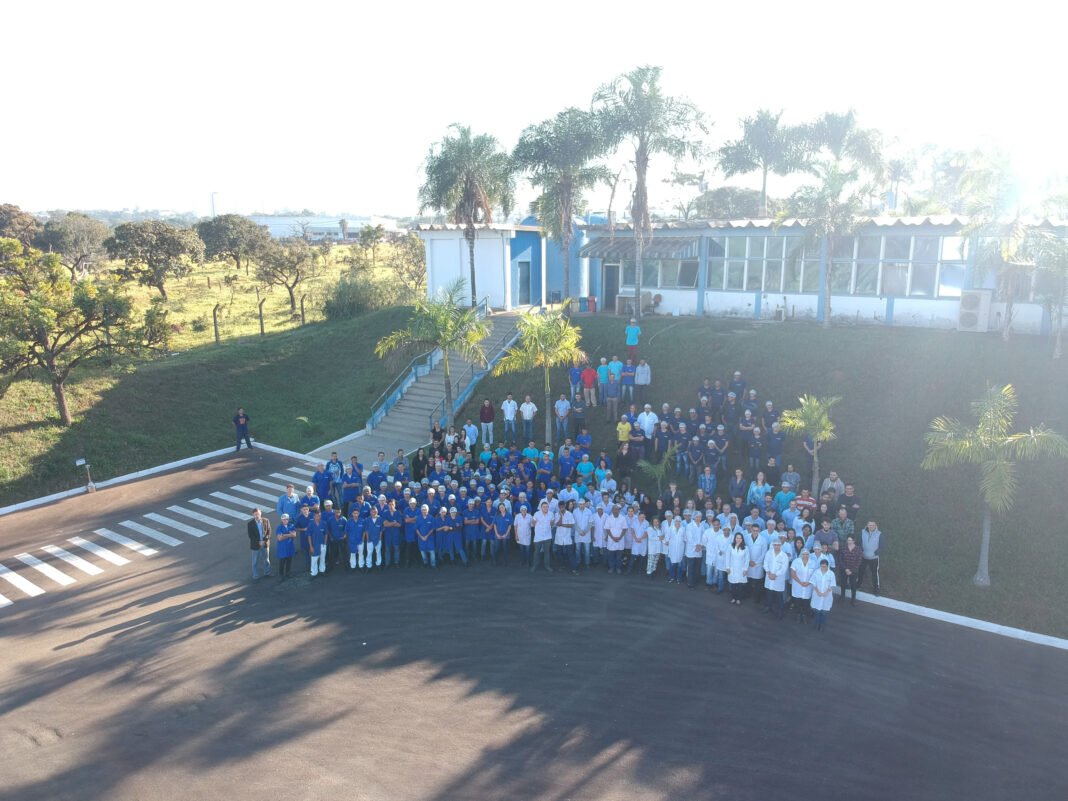 Abelha Rainha completa 36 anos e consolida trajetória de empresa goiana que cresceu com a venda direta no Brasil Funcionários na empresa Abelha Rainha