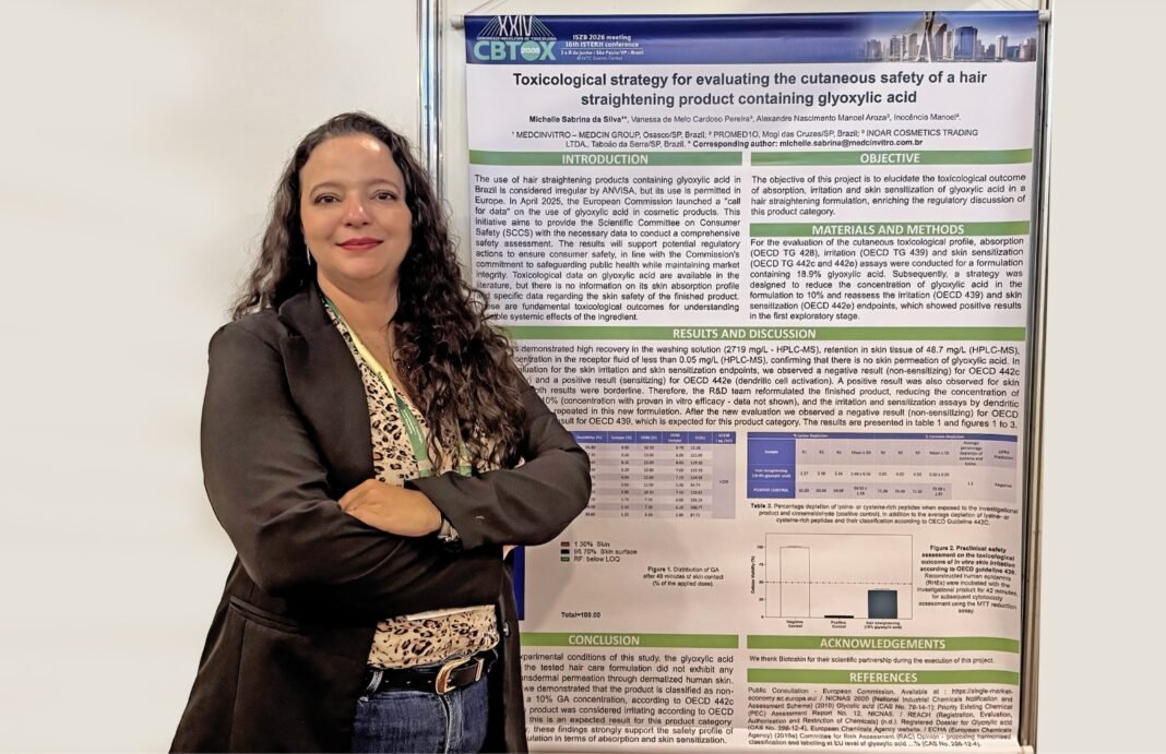 Inoar apresenta estudo internacional sobre a segurança cutânea do ácido glioxílico em alisantes Dra. Michelle Sabrina da Silva ao lado do pôster do estudo sobre ácido glioxílico no CBTOX 2026.