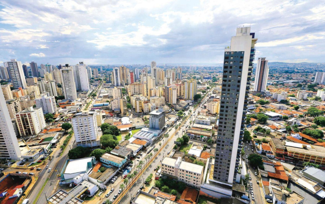 Férias de julho impulsionam procura por hospedagem em Goiás e reforçam cuidados na hora de reservar viagens Goiânia também se beneficia da movimentação turística ao funcionar como porta de entrada para visitantes que seguem para diferentes regiões do estado