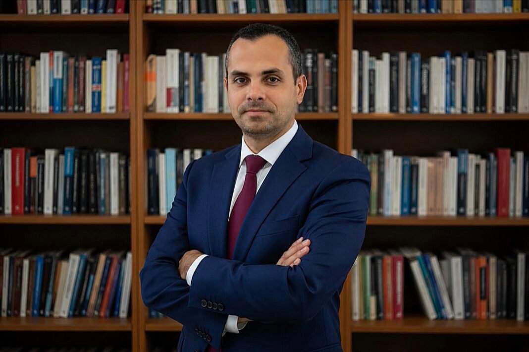 Bruno Favarelli explica por que pequenas empresas precisam ser vistas antes de serem escolhidas Bruno Favarelli defende que a comunicação visual profissional deve ser uma aliada de outras estratégias para o fortalecimento de pequenos e médios negócios.