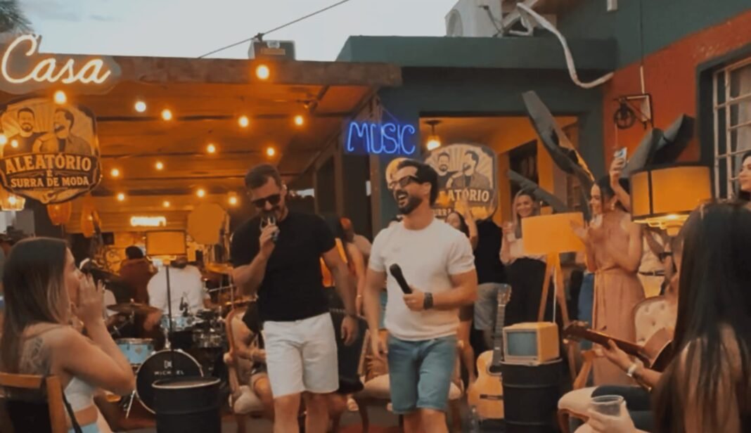 Maurício & Eduardo apostam na proximidade com o público em “Surra de Moda” Maurício e Eduardo em novo projeto aleatório e Surra de Moda.
