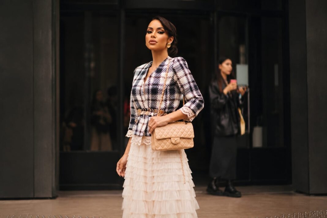 Giovanna Veríssimo fala sobre imagem, moda e o erro de tentar parecer outra pessoa nas redes Giovanna Veríssimo afirma que a roupa é apenas parte da conversa sobre moda, comportamento e estilo, e a verdade é fundamental nesse conceito.