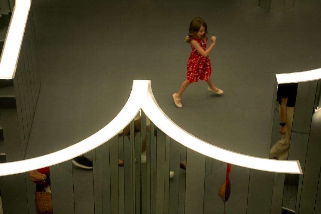 Casa Bradesco promove oficinas de criatividade para crianças inspiradas na exposição Sou o Outro do Outro Crianças a partir de 4 anos podem explorar a arte, a natureza e a imaginação em atividades da exposição Sou o Outro do Outro, de Es Devlin, na Casa Bradesco.