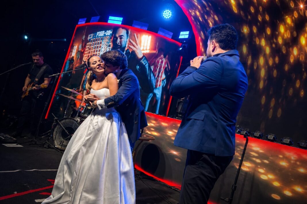 Ex-atriz mirim Bela Fernandes se casa, reúne famosos e tem show de Alê Viera, nova revelação do sertanejo Um dos destaques do casamento de Bela Fernandes e Joãozinho Oliveira foi o show de Alê Viera.