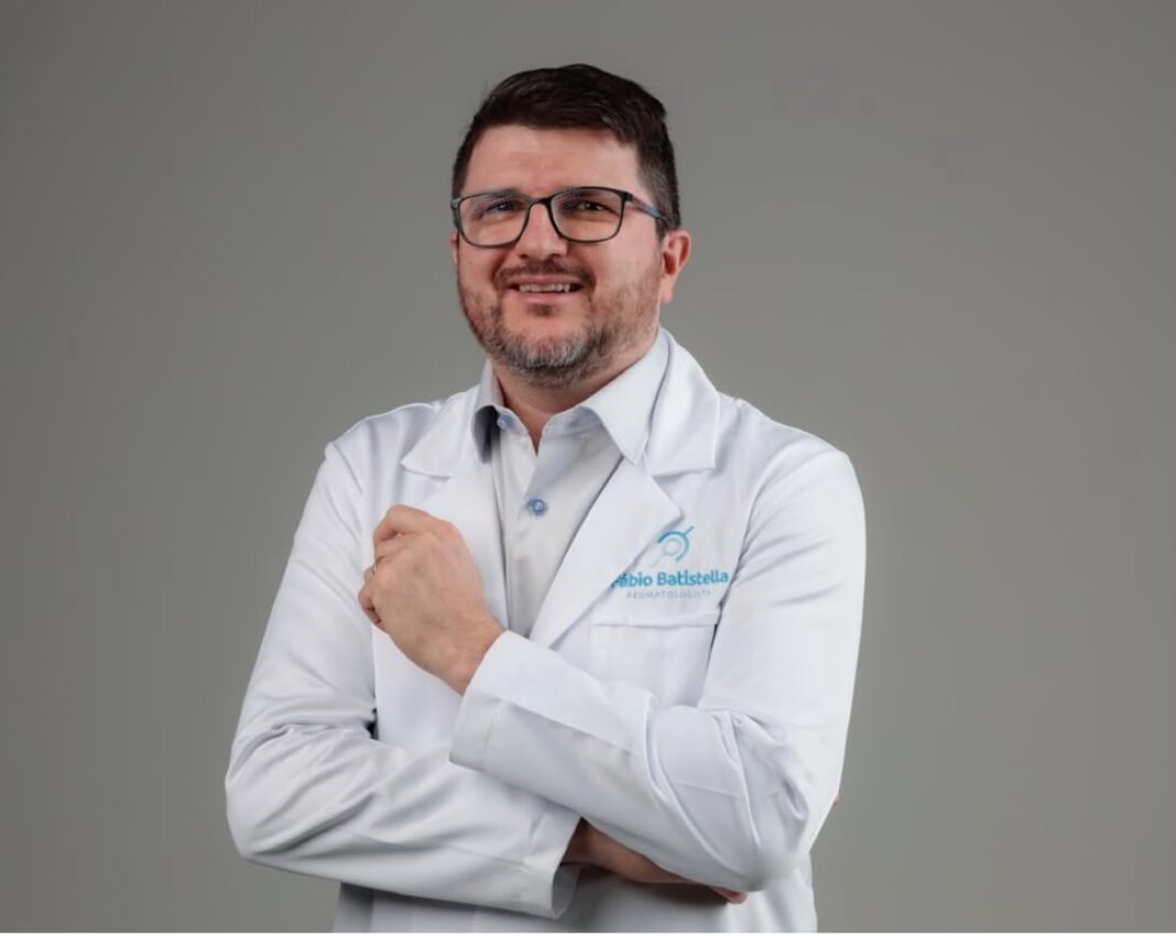 Dr. Fábio Batistella explica exames normais na fibromialgia e 6 formas de aliviar a dor Dr. Fábio Batistella esclarece que o diagnóstico da fibromialgia é clínico e mostra que existem comportamentos que auxiliam a aliviar as dores.