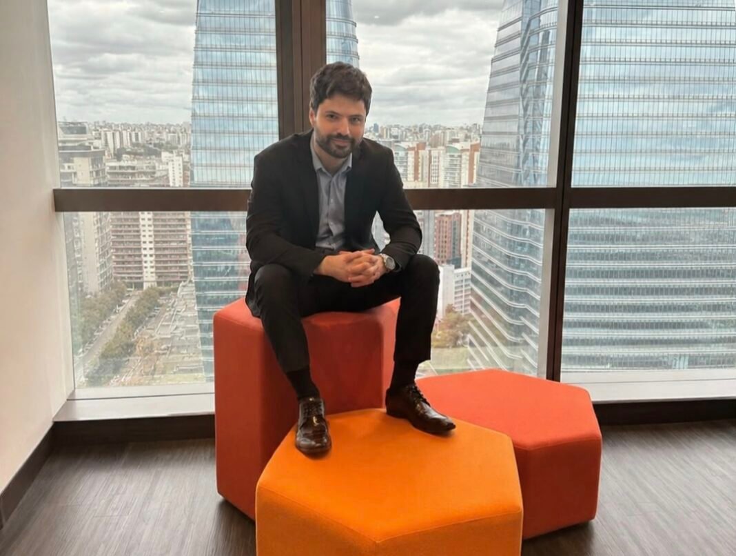 De 2 para 400 colaboradores, Simões Pires mira R$1 bi com estratégia AI-First Simões Pires projeta R$1 bi em faturamento até 2030 com modelo AI-First e consolida sua posição nas áreas de consultoria tributária e empresarial, inovação e fomento, logística e comércio exterior.