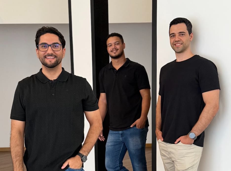 ZiveAI: a nova corrida das empresas não é por IA. É por previsibilidade Fundadores ZiveAI: Lucas Anjos, João Pedro e Thalles de Morais.
