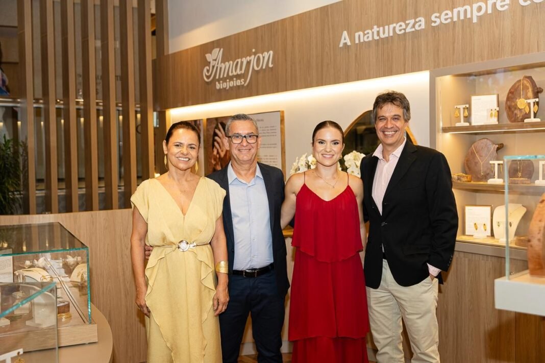 Metalcredits e Amarjon realizam primeira compensação sustentável de metais preciosos do mundo no setor joalheiro Da esqr. para dir. Isabel Ribeiro e Marcos Ribeiro fundadores da Amarjon; Raquel Neves Diretora de Marketing da Amarjon; e Renato Novis Mendonça Cofundador