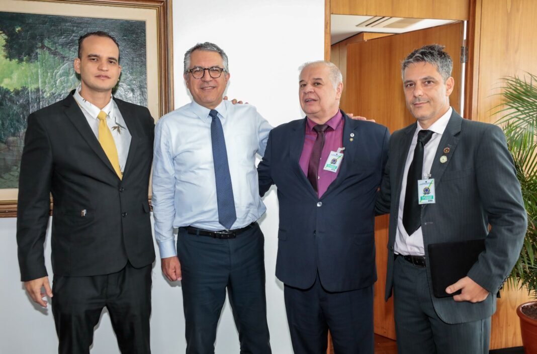 CNAA celebra conquista histórica após 38 anos de luta pela Acupuntura Dr. Igor Soares (delegado da FENAB), Ministro Alexandre Padilha, Dr. Jean Luís (Presidente da SBA) e Alexander da Silveira Assunção (Presidente do CNAA).