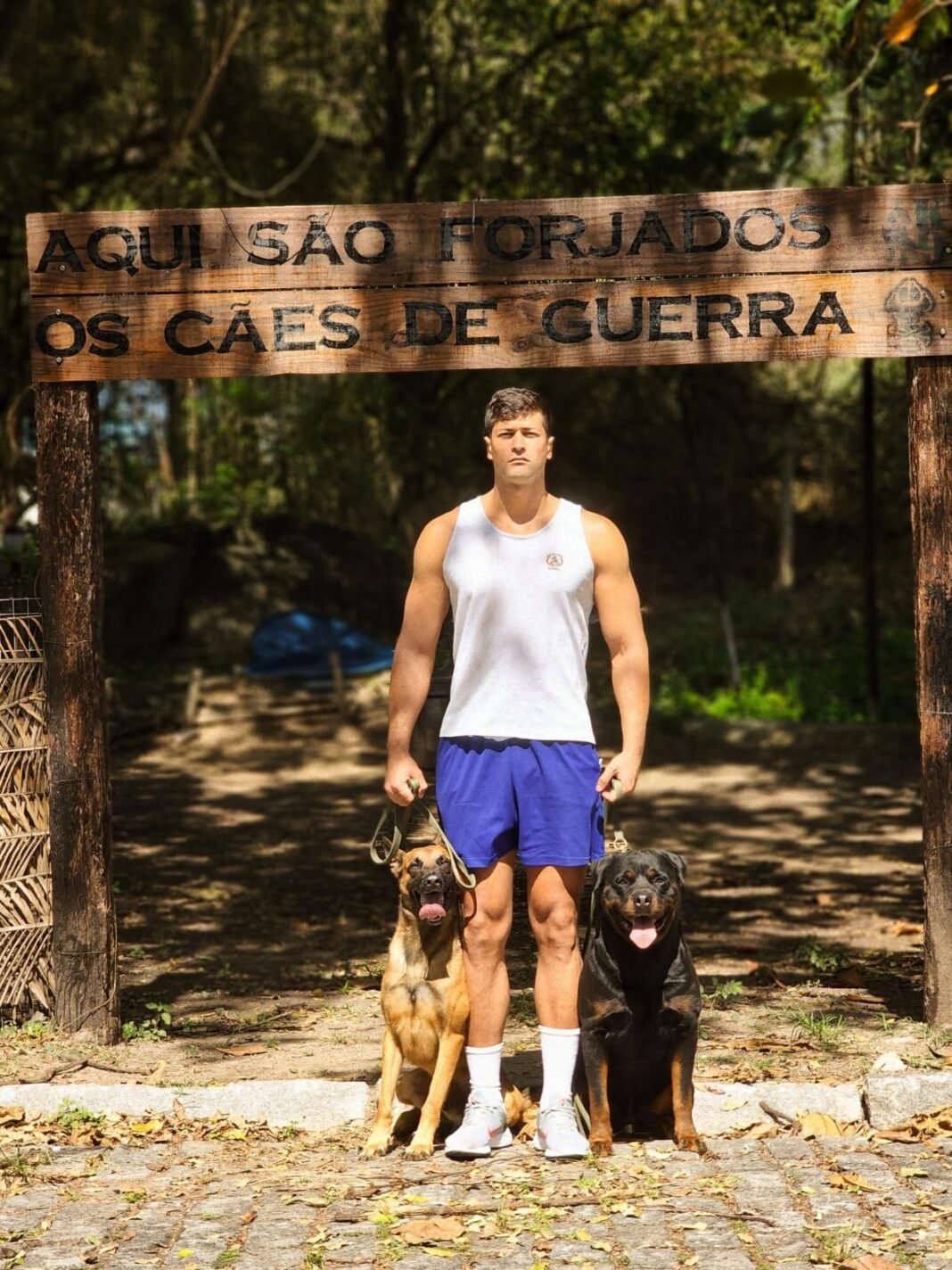 Fuzileiro Naval Lucas Oliveira conquista certificação internacional com o cão de guerra Quill e lança livro Soldado Fuzileiro Naval Lucas Oliveira Pereira conquistou a certificação internacional BH para o Cão de Guerra Quill.