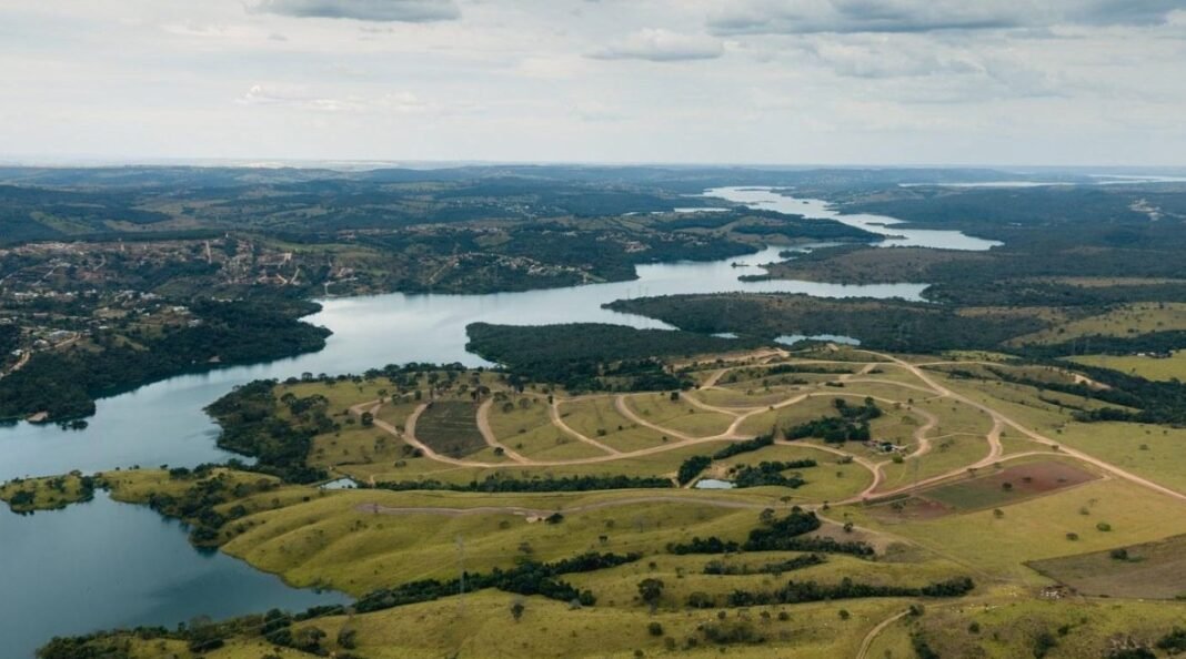 A maior piscina de ondas do Brasil no coração do cerrado: a aposta do Surf Club da Fazenda do Lago O Lago Corumbá IV visto do alto: é no coração do cerrado, a mais de mil quilômetros do litoral, que a maior piscina de ondas do país está sendo erguida.