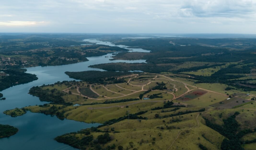 Casa de campo em Goiás: o que os compradores passaram a exigir (e por que o clube agora vem antes do lote) Às margens do Lago Corumbá IV, em Abadiânia, um empreendimento de 3 milhões de metros quadrados do Grupo CPR