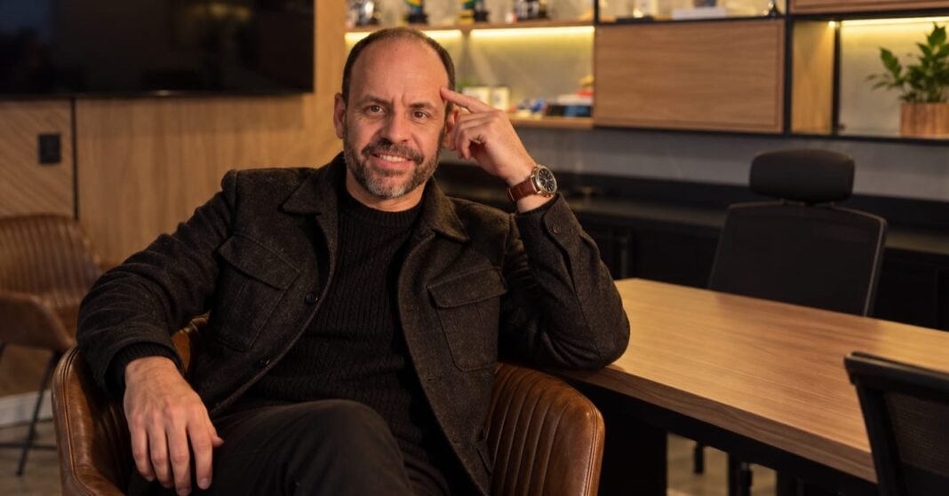 Adquirências foram atrás do produtor digital em 2026. Vale a conta? Hugo Belo, CEO e sócio co-fundador da 4Selet, fintech de plataforma de pagamento para produtor digital, na sala executiva do escritório da empresa em Goiânia.