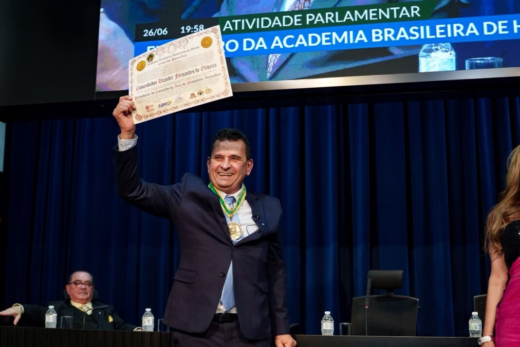 Urandir Fernandes de Oliveira, Fundador da BDM Digital, ganha título de Comendador Urandir Fernandes de Oliveira durante apresentação do Ecossistema Dakila, o ambiente que reúne o BDM Digital e o projeto Caminhos de Peabiru sob uma mesma visão de inovação e desenvolvimento.