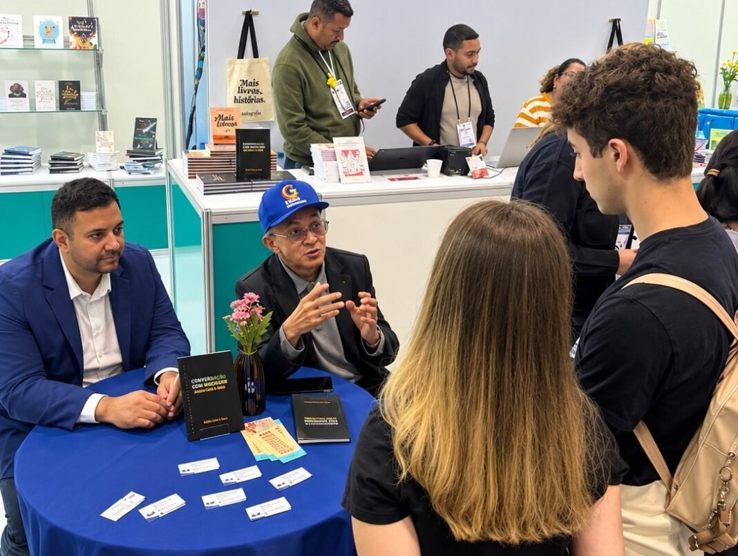 Bibiano Costa lança método inédito para estudar números primos na Bienal de SP Professor Bibiano Costa de boné azul durante autógrafos na Bienal.