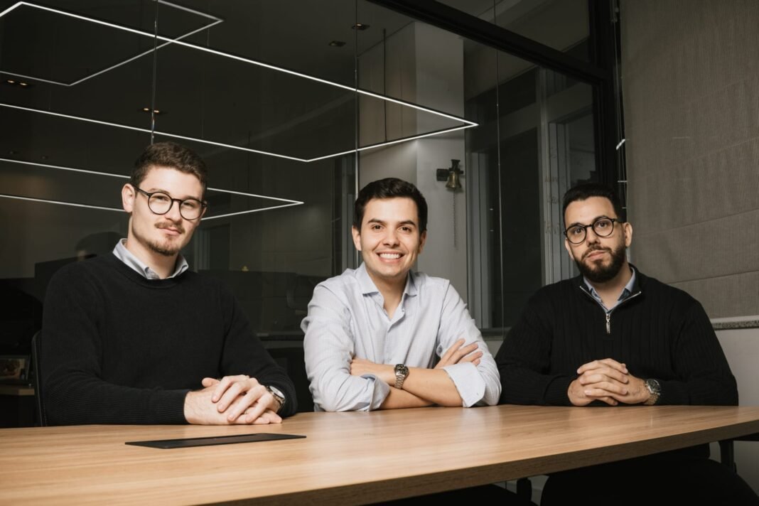 Com nova marca, Ousen consolida hub de soluções comerciais para a advocacia Henrique Harff (à esq.), Vinicius Tondin e João Victor Lins, da Ousen, hub de soluções comerciais para escritórios de advocacia.