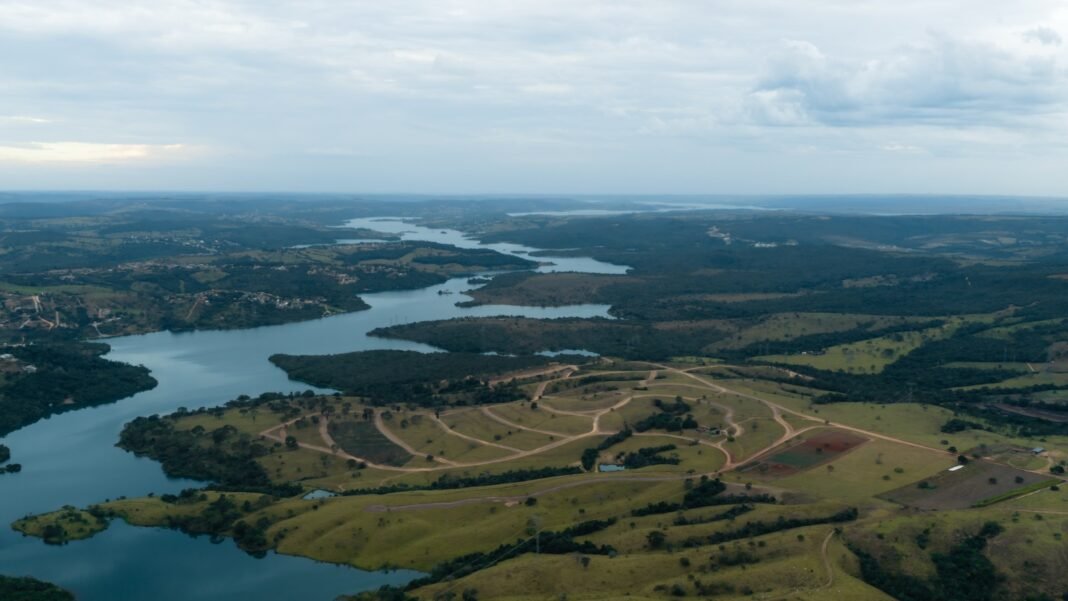 O canteiro como argumento: por que a Fazenda do Lago mostra a obra antes de mostrar a planta Vias abertas na gleba da Fazenda do Lago, às margens do Corumbá IV: a infraestrutura avança antes da ocupação